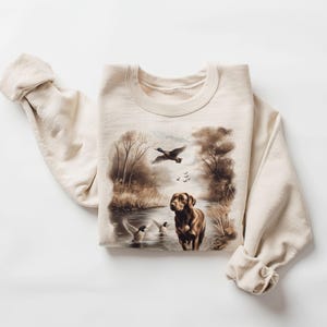 Bluza z nadrukiem Retro Chocolate Lab Dog & Mallard Ducks - Labrador Retriever Hunting Duck Outfit z lat 90. - Boho Unisex Crewneck Sweatshirt