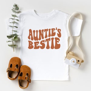 Koszulka Groovy Auntie's Bestie Toddler - Uroczy prezent dla siostrzenicy/siostrzeńca - Boho Natural Toddler & Youth Tee White Shirt