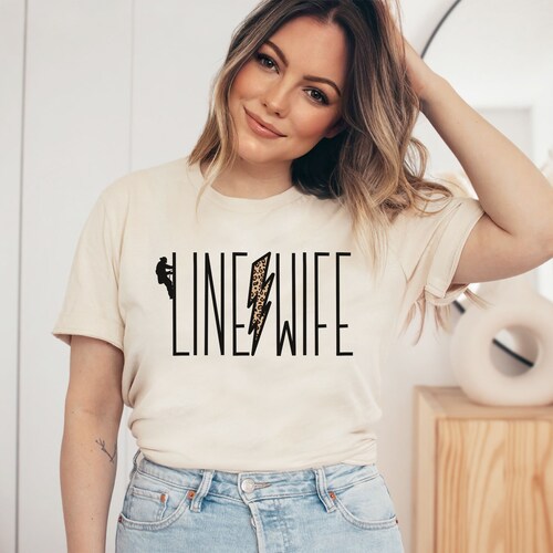 Lineman es Wife T-Shirt - Line Wife Climbing Lineman - Line Life - Elektriker Ehegatte - Life Of Lineman - Unisex Grafik T-Shirt