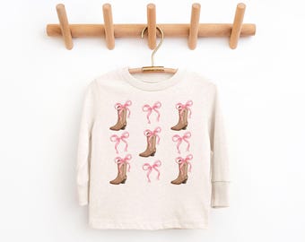 キュートなピンクのコケット リボンとカウガール ブーツの幼児用 LS シャツ - ウエスタン ナッシュビル ソフト ガールズ - ボヘミアン ナチュラル ヘザー 長袖 キッズ シャツ