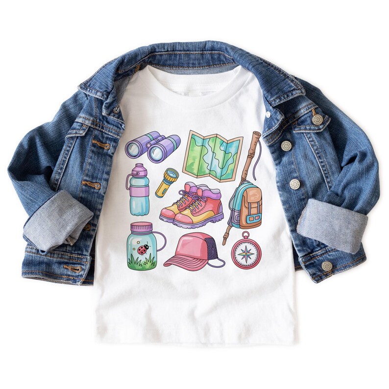K&ouml;nnte beinhalten: Wei&szlig;es T-Shirt mit einer farbenfrohen Illustration von Campingausr&uuml;stung. Das Design umfasst ein Fernglas, eine Karte, Wanderschuhe, einen Rucksack, einen Kompass, eine Wasserflasche, eine Taschenlampe, ein Glas mit einem Marienk&auml;fer und eine rosa Baseballkappe. Eine Jeansjacke ist &uuml;ber dem T-Shirt drapiert.
