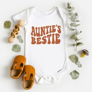 Koszulka Groovy Auntie's Bestie Toddler - Uroczy prezent dla siostrzenicy/siostrzeńca - Boho Natural Toddler & Youth Tee White Onesie