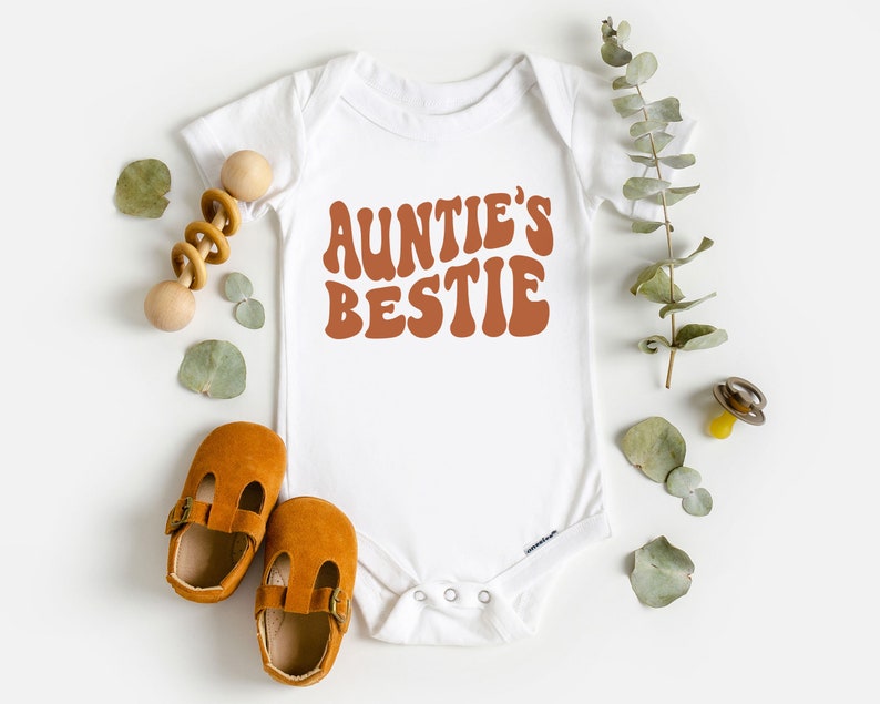 Koszulka Groovy Auntie's Bestie Toddler - Uroczy prezent dla siostrzenicy/siostrzeńca - Boho Natural Toddler & Youth Tee White Onesie