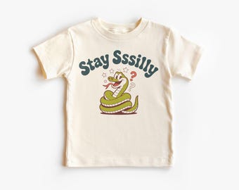 Stay Sssilly Kids Shirt – Funny Green Snake T-Shirt – Reptile Lover Toddler Tee – Cute Cartoon Snake Graphic Top – Silly Animal Kids T-Shirt