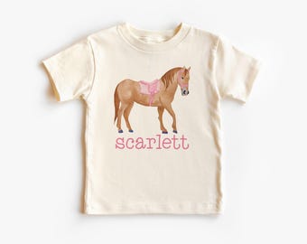 Camiseta personalizada para niña pequeña con caballo castaño y silla de montar rosa - Traje de poni para montar a caballo personalizado con nombre - Camiseta bohemia natural para niña pequeña y juvenil