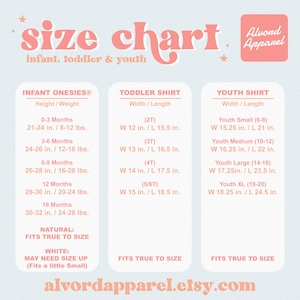 Puede incluir: Tabla de tallas para ropa de beb&eacute;, ni&ntilde;o peque&ntilde;o y joven. La tabla incluye medidas para bodies, camisetas de ni&ntilde;o peque&ntilde;o y camisetas de joven. Tambi&eacute;n est&aacute;n presentes el logotipo de Alvord Apparel y la URL de la tienda Etsy.