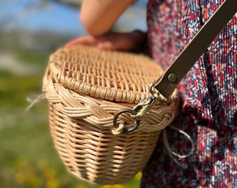 MUSETTE MINI OLIVE in natural wicker Basketweave border with linen interior pouch