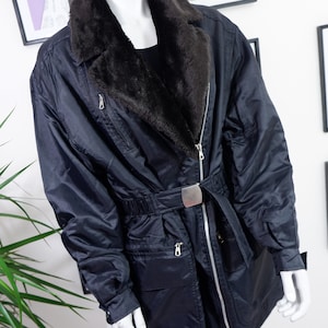 Jaren 90 vintage zwarte jas met kraag van imitatiebont, lang jack met gestrikte taille, maat, VK 10