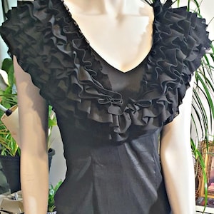 Vestido preto justo com gola franzida e inspiração vintage (XS/S)