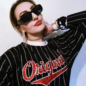 Camiseta vintage de manga larga a rayas: blanca y negra con logotipo rojo, talla L