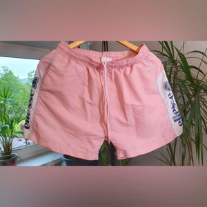 vintage Ellesse damesshort, meisjesshort, lichtroze, zwembroek, retro gymshort, strandkleding, logoshort, pastelkleurige zomersportkleding, S/M