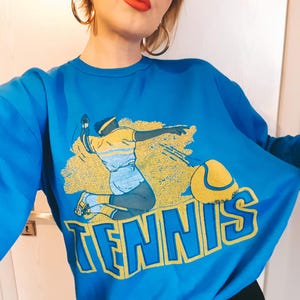 Lindo moletom vintage dos anos 80, azul feminino, tênis, unissex, detalhes em amarelo, retrô, esportivo, streetwear, gola redonda, pulôver, gráfico