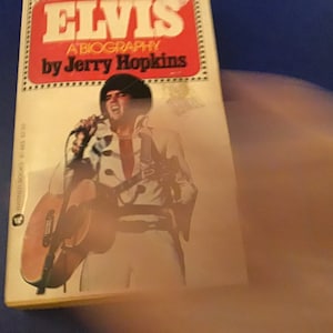 Elvis Elvis.Vintage paperback book - Elvis a Biography by Jerry Hopkins 1971. 32 photos