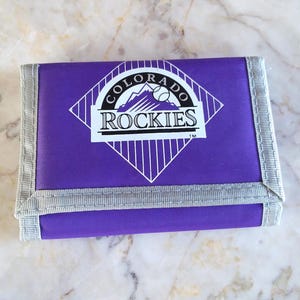 Cartera de nailon triple de los Colorado Rockies, morada, 1992, como nueva. Béisbol vintage de los Rockies. Equipos deportivos de Colorado. Mercancía vintage de la MLB.