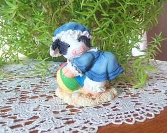 Mary's Moo Moos 1996 - August Moo and Me By the Sea #257532, Enesco Cow Figurine