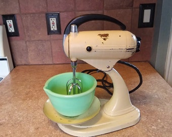 Vintage Sunbeam Mixer Jadeite Bowl & Beaters, 1930's Kitchen Appliances, Vintage Kitchen Decor, Old Kitchenware, Photo Theater Props