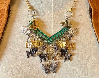 Collana con ciondolo a forma di farfalla e ape: regalo per giardinieri