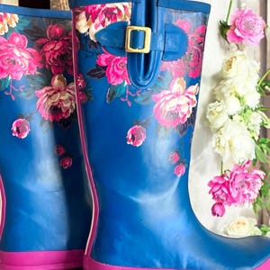 Vintage Floral Joules Wellies: Blue & Pink Rain Boots (US Sz 9)