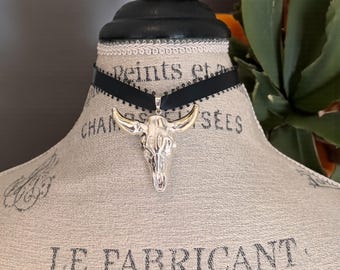Satin ribbon bullhead pendant choker necklace