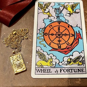 Colar de cartas de tarô da Roda da Fortuna. Joias de cartas de tarô dos arcanos maiores. Lindo colar com pingente de carta de tarô.