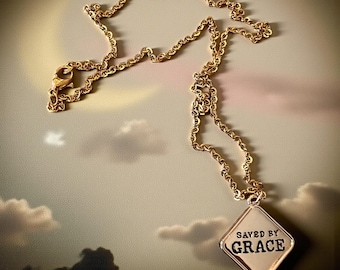 Collana con ciondolo in oro "Saved by Grace", regalo motivazionale.