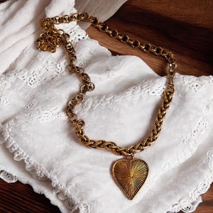 Vintage Gold toned chunky 17”-20” chain with Heart Pendant Necklace Sunburst gold toned heart pendant necklace perfect for any occasion.