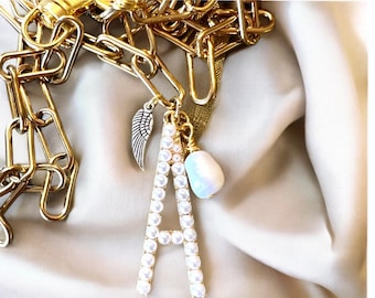 Initiaal engel bedelketting: parel en vleugelhanger