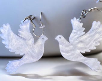 Orecchini a forma di colomba bianca in resina, leggermente iridescenti. Super leggeri. Ganci auricolari in acciaio inossidabile ipoallergenico. Orecchini a forma di colomba bianca.