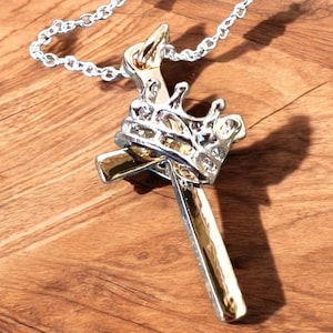 Lui è il nostro re, collana con croce e corona. Ciondolo.
