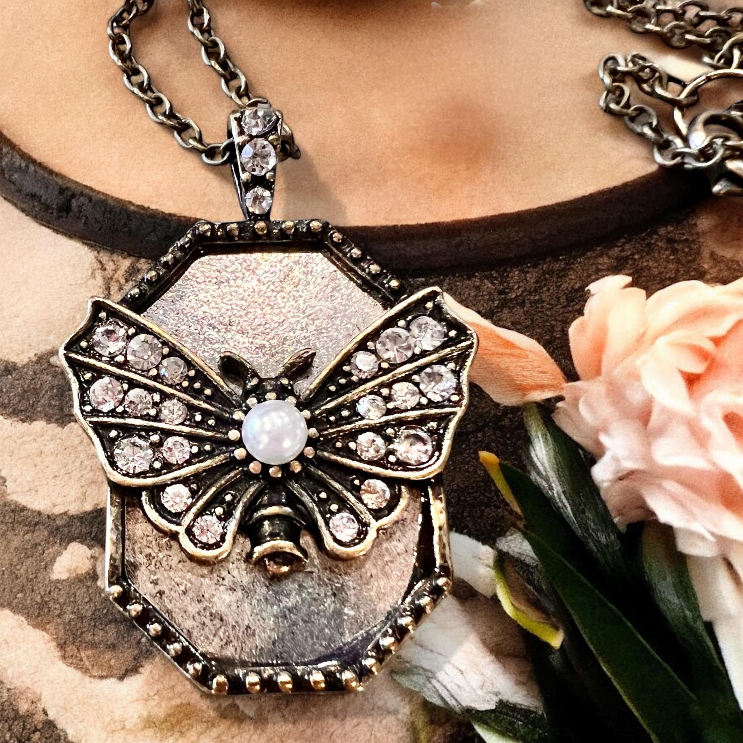 Collana con ciondolo a forma di falena: gioielli con tatuaggi in stile vintage