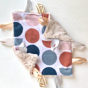 Puede incluir: Un letrero de madera rústica con la palabra "Welcome" escrita a mano. El letrero presenta un acabado envejecido y un diseño sencillo y acogedor, ideal para un porche o entrada.