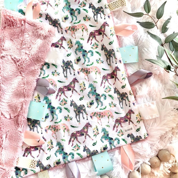 Floral Horse Minky Lovey, couverture personnalisée avec ruban étiquette florale pour bébé fille, couverture de sécurité à ruban, rose mauve, couverture sensorielle pour tout-petit