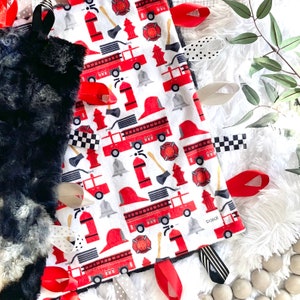Personalizowany czerwony kocyk strażacki dla chłopca, kocyk Minky dla chłopca, kocyk zabezpieczający Tag Ribbon, kocyk Tag Lovey, strażak, prezent sensoryczny