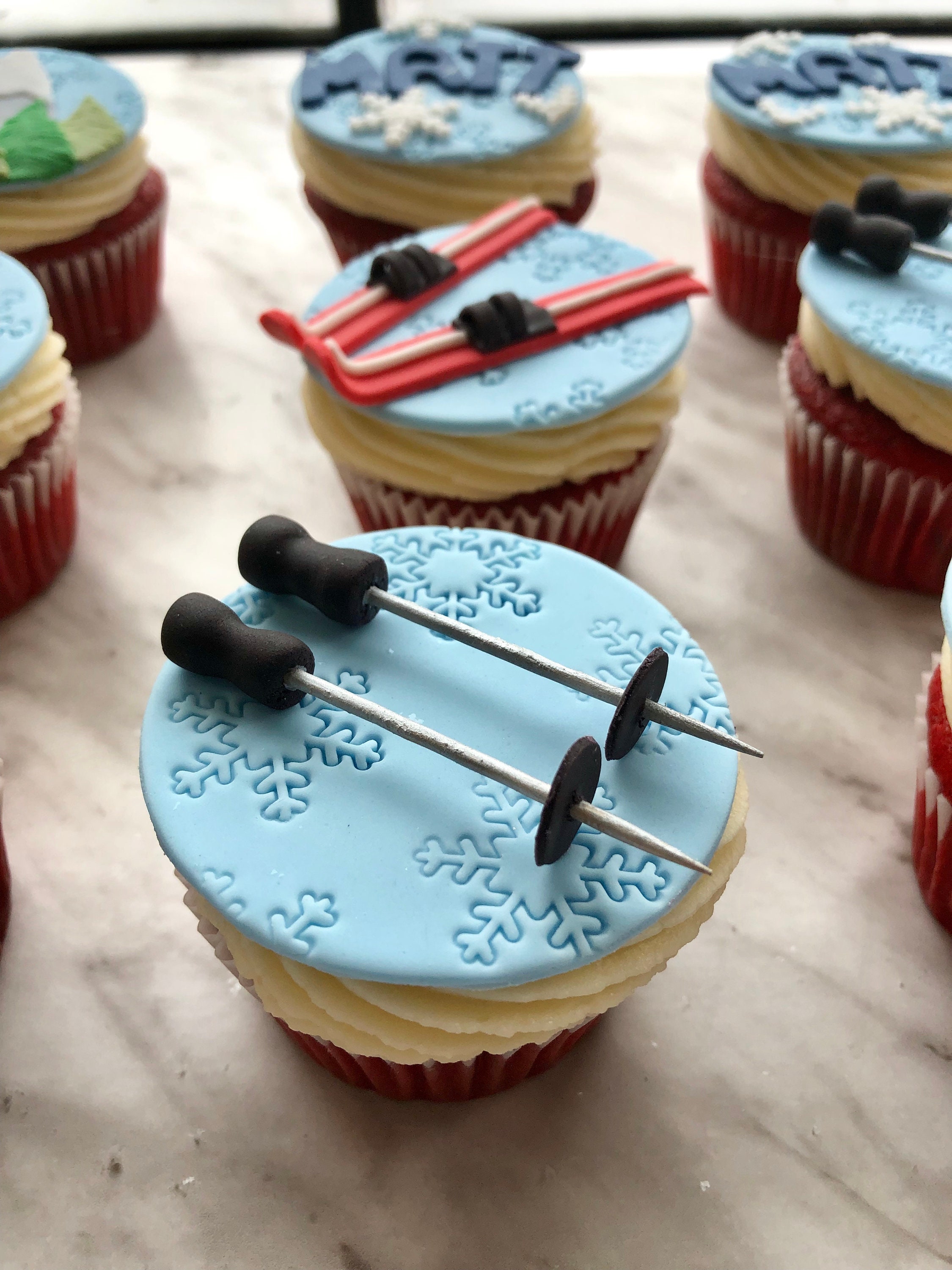 24 Stück Cupcake-Topper 'Winter Skifahren' Mit 'Happy Birthday' - Sport-Motiv Deko Für Kuchen, Muffins & Desserts