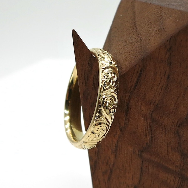 Hand Made 18 Karat Gold Band Hand Engraved with Deep Cuts