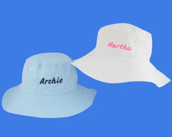 Chapeau de soleil à bord large avec nom personnalisé pour tout-petits et enfants - Chapeaux d'été en coton pour garçons ou fille Enfant âgé de 1 à 4 ans - Bleu ou blanc