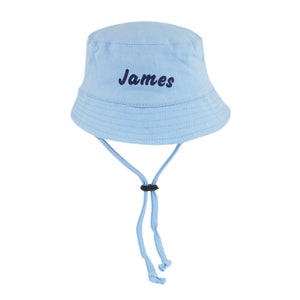 Chapeau de soleil seau avec nom personnalisé pour bébé, chapeaux de bébé personnalisés avec sangle pour garçon ou fille, 0-3, 3-6, 6-12, 12-18 mois Bleu