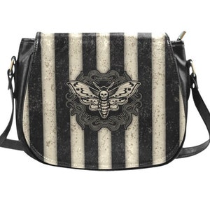 Schwarze Goth Crossbody Umhängetasche, Gothic Gestreifte Tasche, Totenkopf Hawk Moth Tasche, Viktorianische Schultertasche, Distressed Striped Bag, Witchy Bag