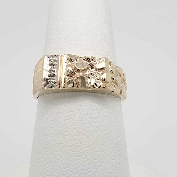 Round Cut Diamond Accent /"DAD/" Horseshoe Nugget Men/'s Ring 10K Yellow Gold