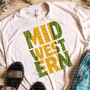 Puede incluir: Una camiseta blanca con un diseño gráfico que dice "Midwestern" en letras amarillas y verdes. Las letras están formadas por mazorcas de maíz y tallos de maíz.