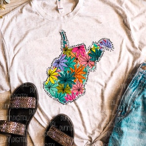 K&ouml;nnte beinhalten: Ein wei&szlig;es T-Shirt mit einem floralen Design des Bundesstaates West Virginia. Das Design enth&auml;lt die Worte "West Virginia", die sich um den Umriss des Bundesstaates wiederholen.