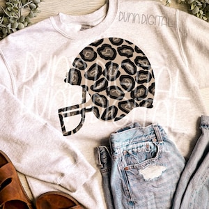 Könnte beinhalten: Ein graues Sweatshirt mit einem Footballhelm-Design im Leopardenmuster. Der Text "Dunn Digital" ist auf dem Sweatshirt aufgedruckt.