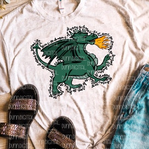 以下が含まれることがあります： 緑のドラゴンが描かれた白いTシャツ。ドラゴンの周りに「Dragons do dragons, so dragons do dragons」という文字が書かれている。ドラゴンは火を吹いている。