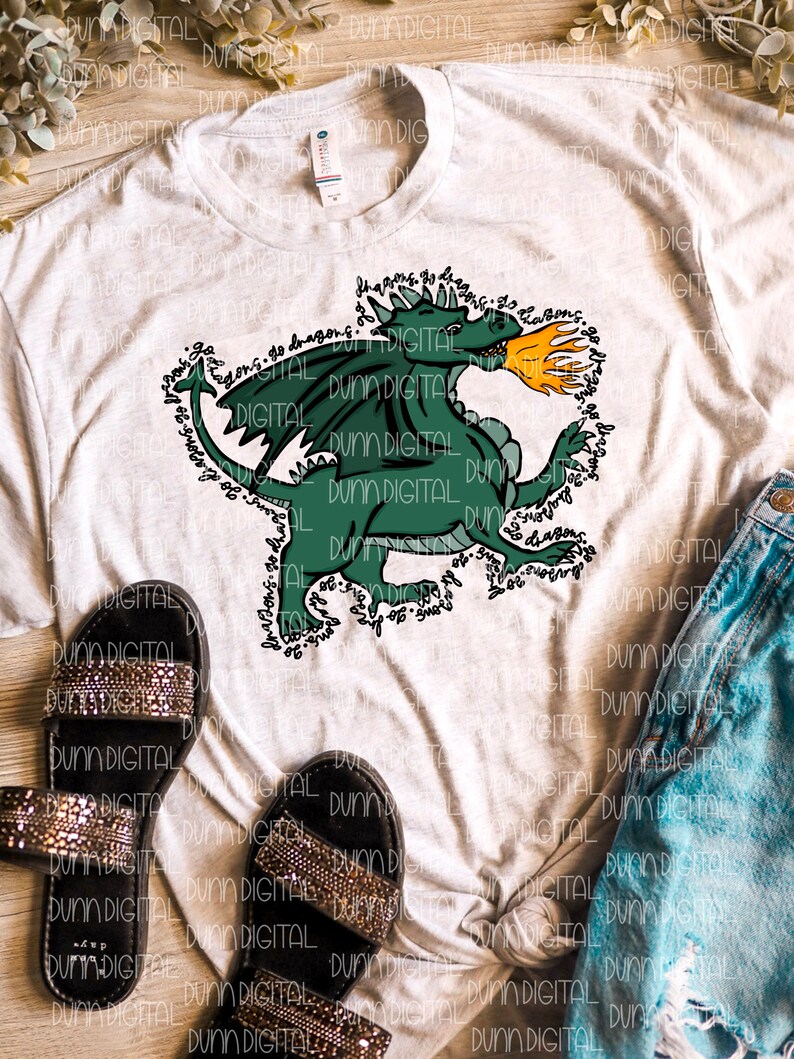 以下が含まれることがあります： 緑のドラゴンが描かれた白いTシャツ。ドラゴンの周りに「Dragons do dragons, so dragons do dragons」という文字が書かれている。ドラゴンは火を吹いている。