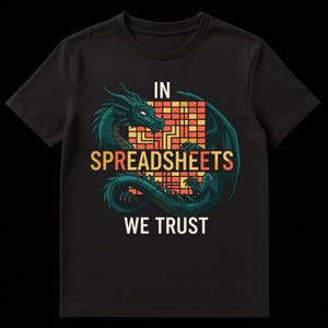 Può includere: T-shirt nera con grafica di drago verde acqua e la scritta "IN SPREADSHEETS WE TRUST". Il drago è avvolto attorno a un motivo a griglia arancione e giallo. Il testo è in bianco e giallo.