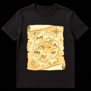 Op de afbeelding: Zwart T-shirt met een gedetailleerd schatkaartontwerp. De kaart, in tinten bruin en beige, toont eilanden, palmbomen, bergen en een windroos. Het ontwerp roept avontuur en ontdekking op.