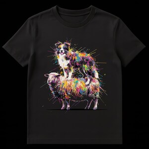 Op de afbeelding: Zwart t-shirt met een kleurrijke afbeelding van een Border Collie die op een schaap staat. De hond en het schaap zijn afgebeeld met levendige verfspatten in verschillende kleuren, wat een uniek en artistiek ontwerp creëert.