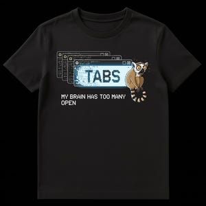 Può includere: T-shirt nera con una grafica di un lemure seduto su una finestra del computer con l'etichetta "TABS". Il testo "MY BRAIN HAS TOO MANY OPEN" è sotto. Il lemure è marrone e bianco con grandi occhi.