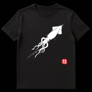Könnte beinhalten: Schwarzes T-Shirt mit einer weißen Tintenfisch-Illustration. Das Design zeigt den Körper des Tintenfischs, seine Tentakel und ein rotes rundes Emblem mit japanischem Text. Das Shirt ist aus weichem Material.