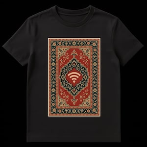 Peut inclure: T-shirt noir avec un motif de tapis persan coloré. Le motif du tapis est rouge, vert et beige, avec un symbole Wi-Fi blanc au centre. Le t-shirt est fait d'une matière douce.